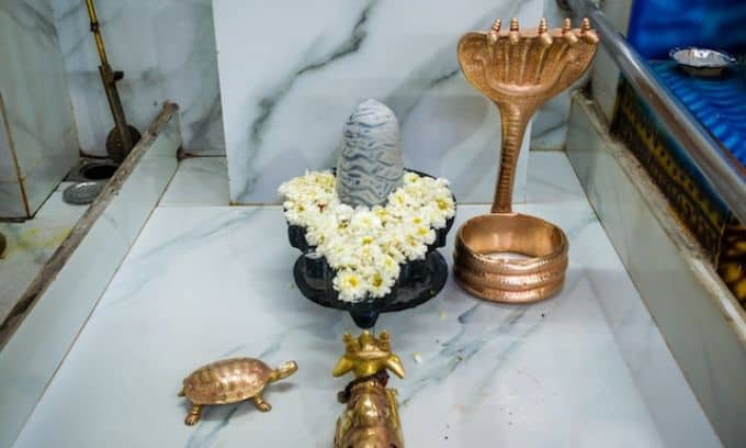 शिवलिंग पर दूध और जल क्यों चढ़ाते हैं